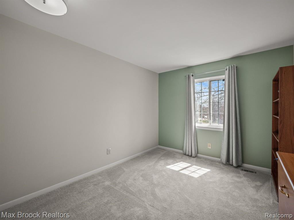 530 FOX HILLS Drive S, Bloomfield Hills, MI 48304 — Photo 17