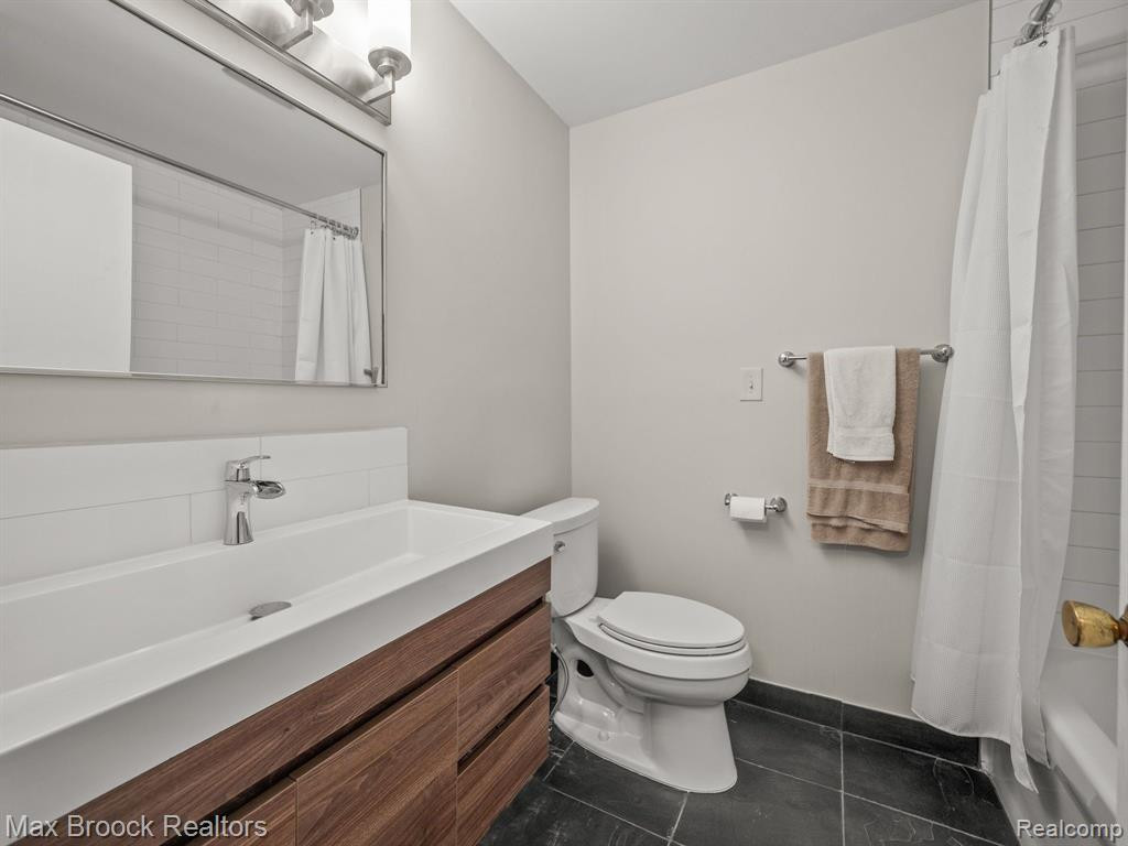 530 FOX HILLS Drive S, Bloomfield Hills, MI 48304 — Photo 19
