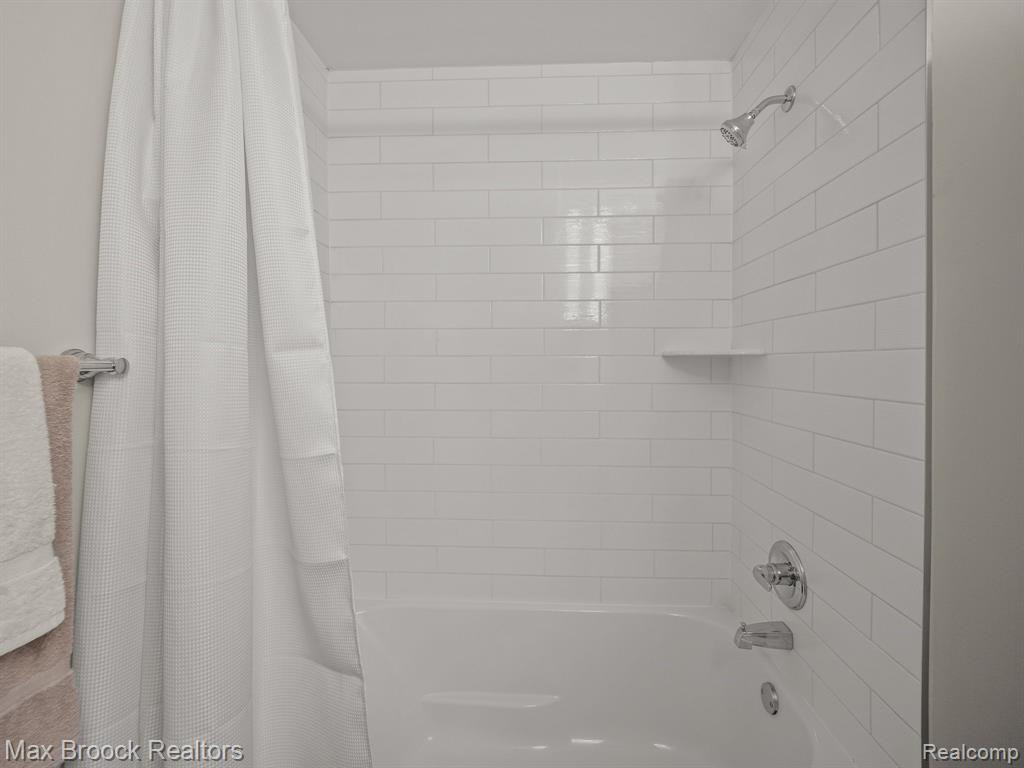 530 FOX HILLS Drive S, Bloomfield Hills, MI 48304 — Photo 20