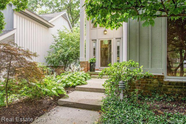 4908 FAIRWAY RIDGE Circle, West Bloomfield, MI 48323 — front exterior