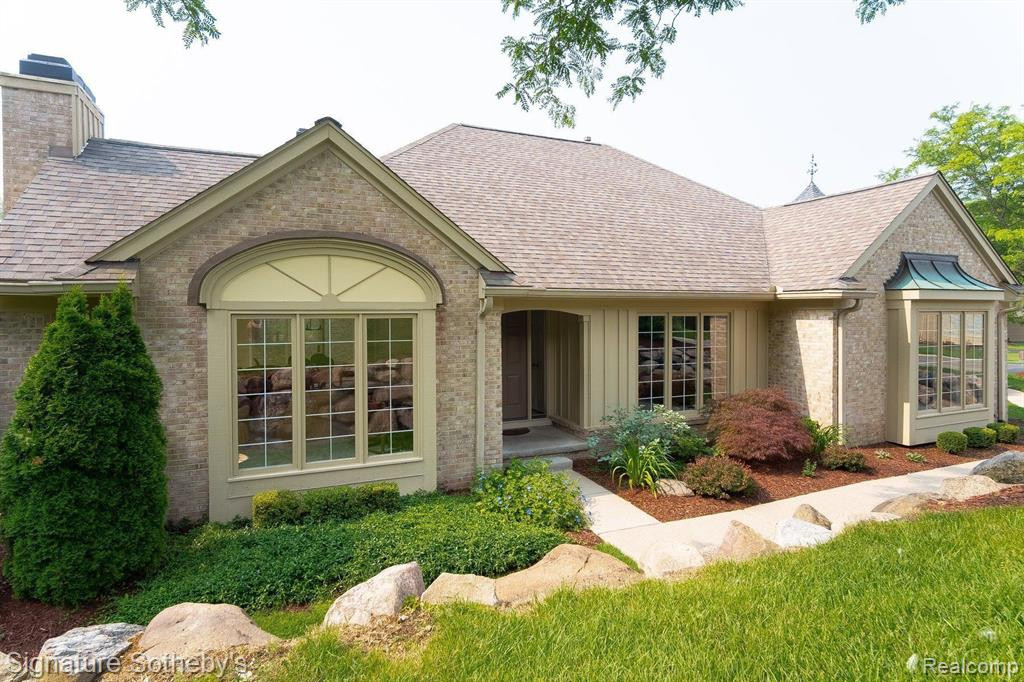2377 HICKORY GLEN Drive, Bloomfield Hills, MI 48304 — front exterior