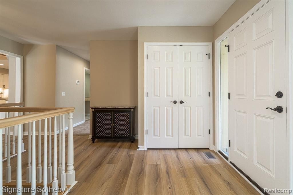 2377 HICKORY GLEN Drive, Bloomfield Hills, MI 48304 — Photo 9