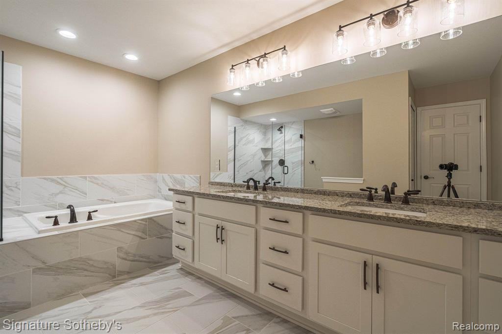 2377 HICKORY GLEN Drive, Bloomfield Hills, MI 48304 — Photo 14