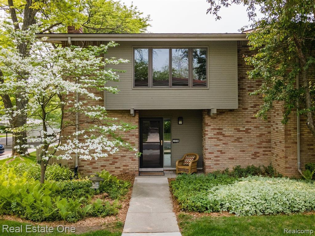 390 CONCORD, Bloomfield Hills, MI 48304 — front exterior