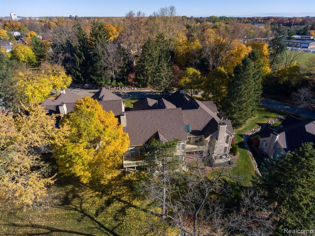 2414 HICKORY GLEN Drive, Bloomfield Hills, MI 48304 — front exterior