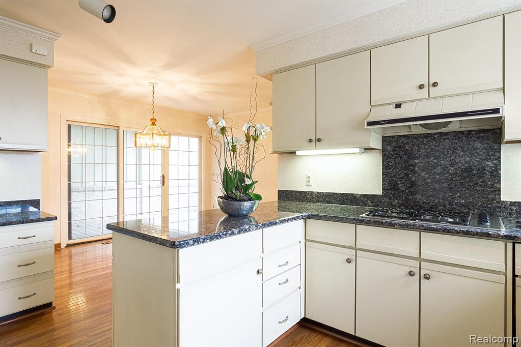 2414 HICKORY GLEN Drive, Bloomfield Hills, MI 48304 — Photo 8