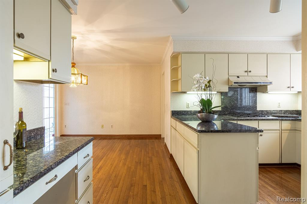 2414 HICKORY GLEN Drive, Bloomfield Hills, MI 48304 — Photo 9