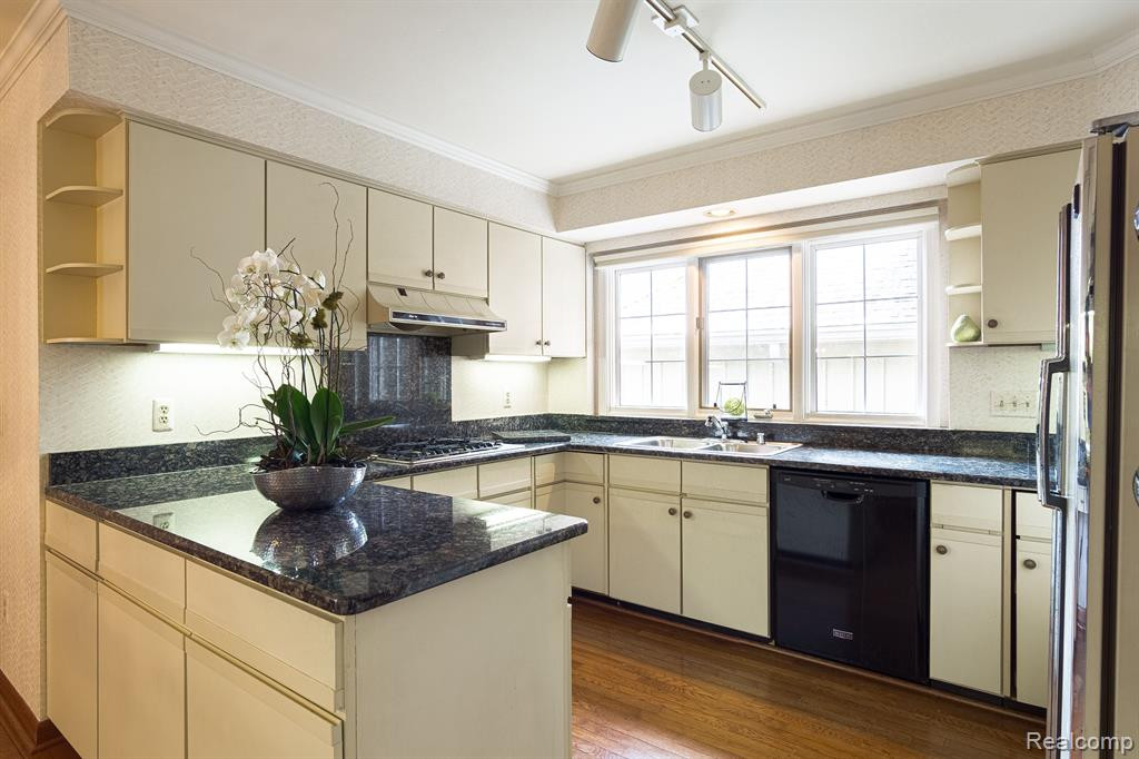 2414 HICKORY GLEN Drive, Bloomfield Hills, MI 48304 — Photo 11