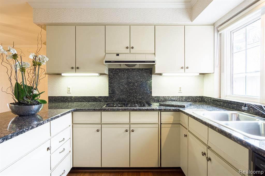2414 HICKORY GLEN Drive, Bloomfield Hills, MI 48304 — Photo 12