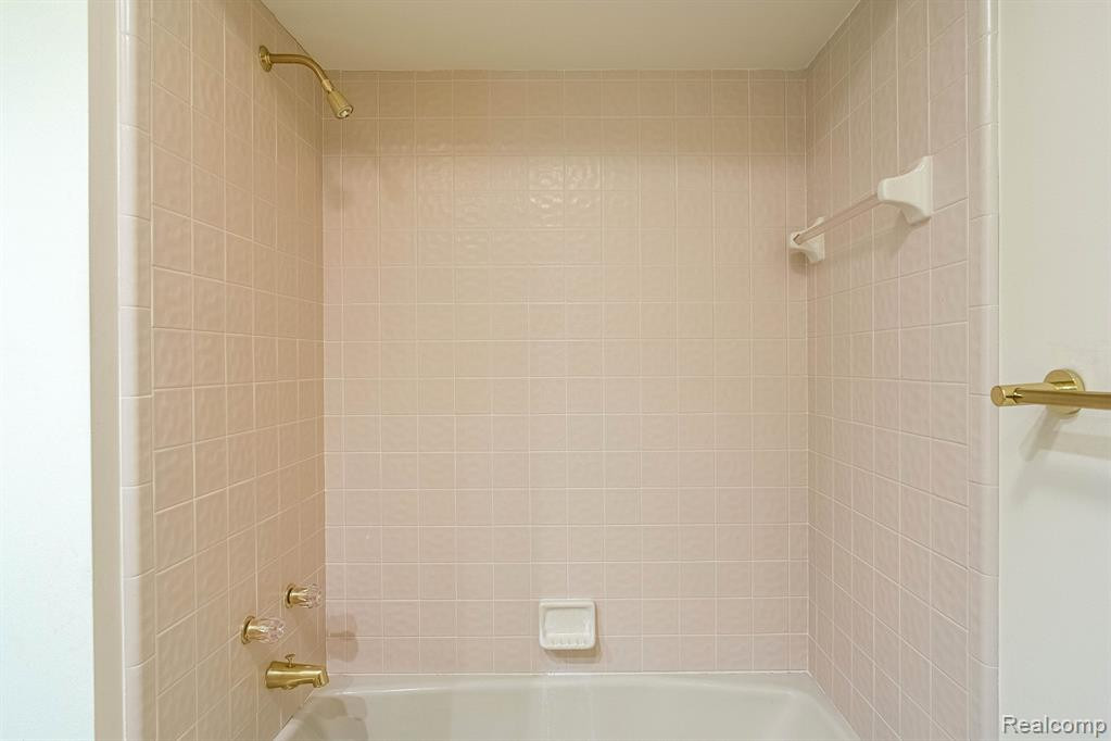 2414 HICKORY GLEN Drive, Bloomfield Hills, MI 48304 — Photo 19