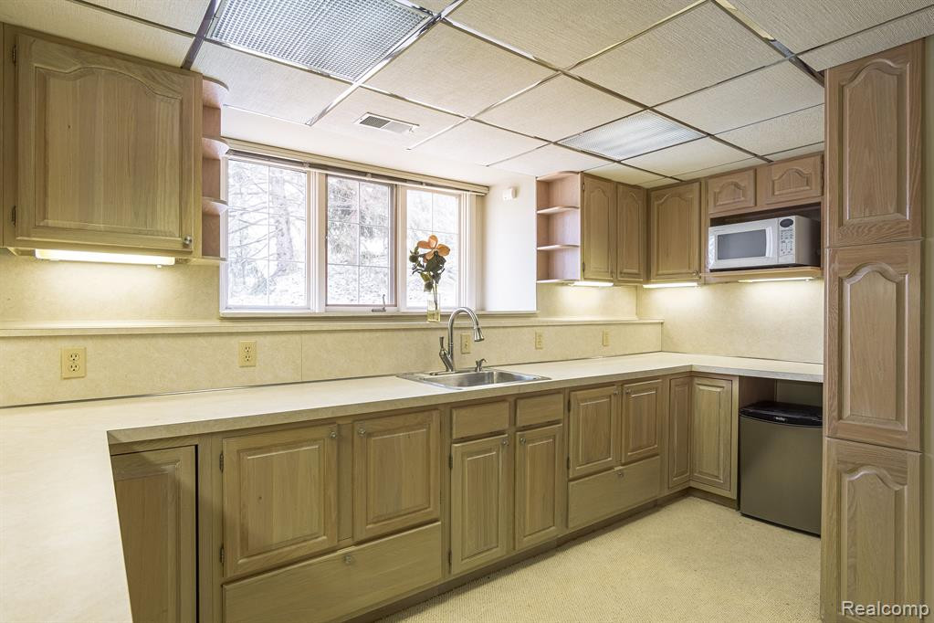 2414 HICKORY GLEN Drive, Bloomfield Hills, MI 48304 — Photo 24