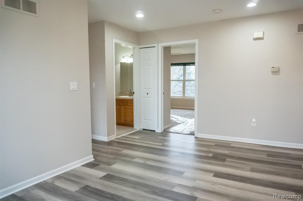 6592 SUMMERDALE Circle W, Ypsilanti, MI 48197 — Photo 8