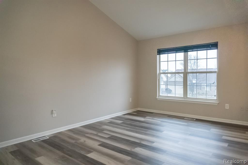 6592 SUMMERDALE Circle W, Ypsilanti, MI 48197 — Photo 9