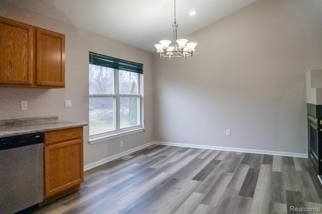 6592 SUMMERDALE Circle W, Ypsilanti, MI 48197 — Photo 11