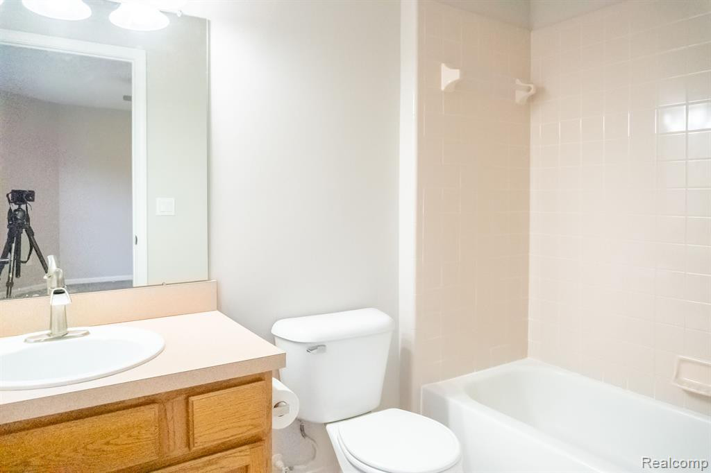 6592 SUMMERDALE Circle W, Ypsilanti, MI 48197 — Photo 15