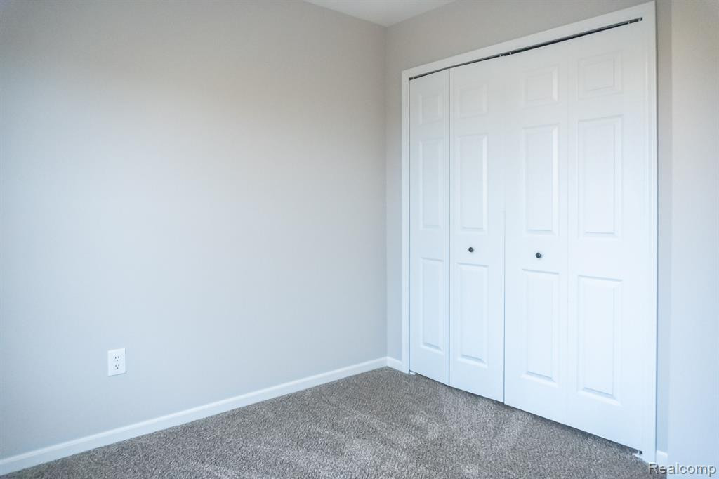 6592 SUMMERDALE Circle W, Ypsilanti, MI 48197 — Photo 17
