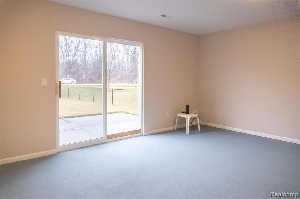 6592 SUMMERDALE Circle W, Ypsilanti, MI 48197 — Photo 18