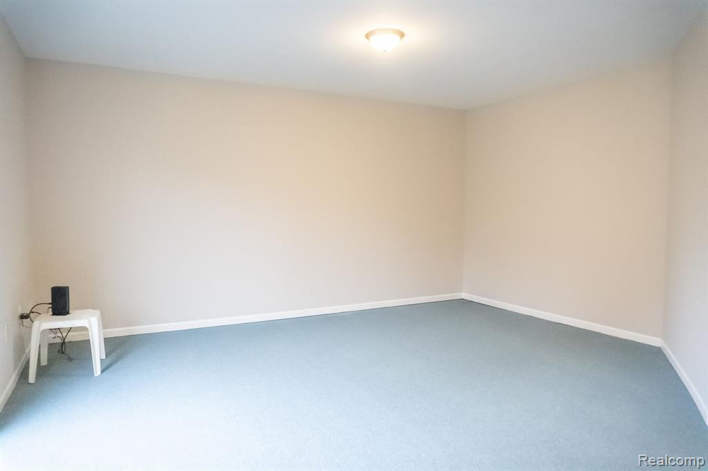 6592 SUMMERDALE Circle W, Ypsilanti, MI 48197 — Photo 19