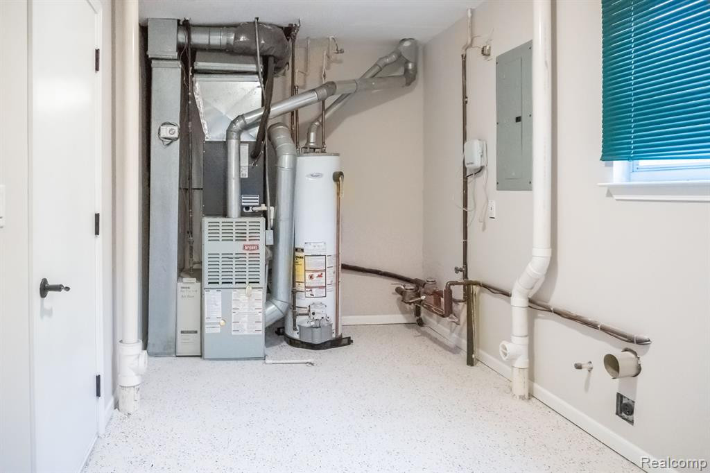 6592 SUMMERDALE Circle W, Ypsilanti, MI 48197 — Photo 24