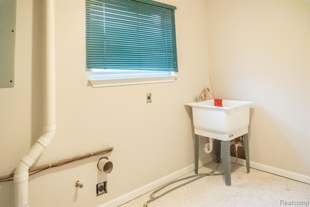 6592 SUMMERDALE Circle W, Ypsilanti, MI 48197 — Photo 25