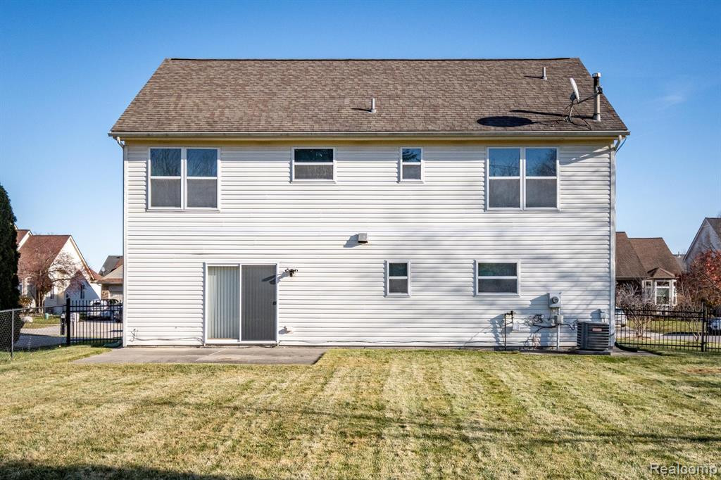 6592 SUMMERDALE Circle W, Ypsilanti, MI 48197 — Photo 29
