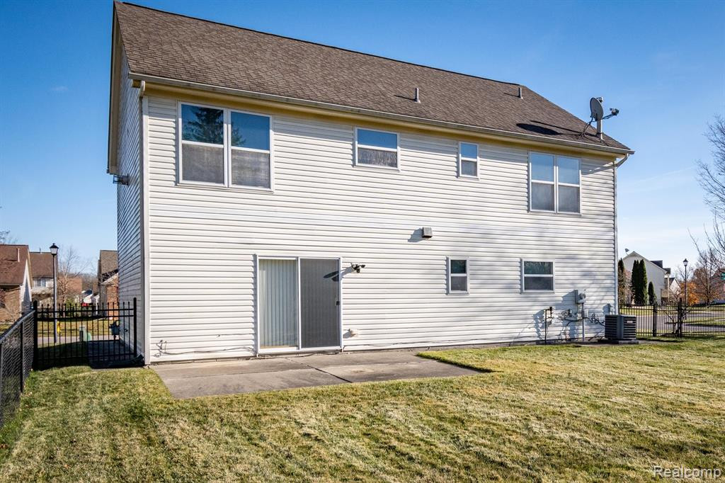 6592 SUMMERDALE Circle W, Ypsilanti, MI 48197 — Photo 30