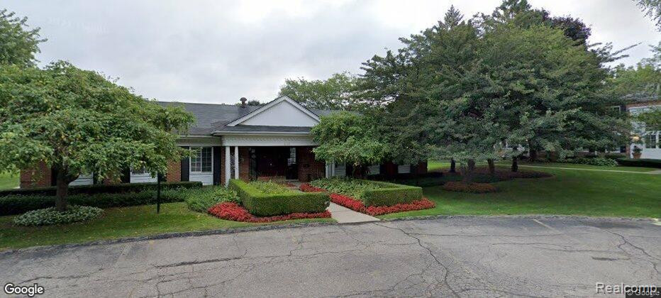 748 E FOX HILLS Drive, Bloomfield Hills, MI 48304 — Photo 8