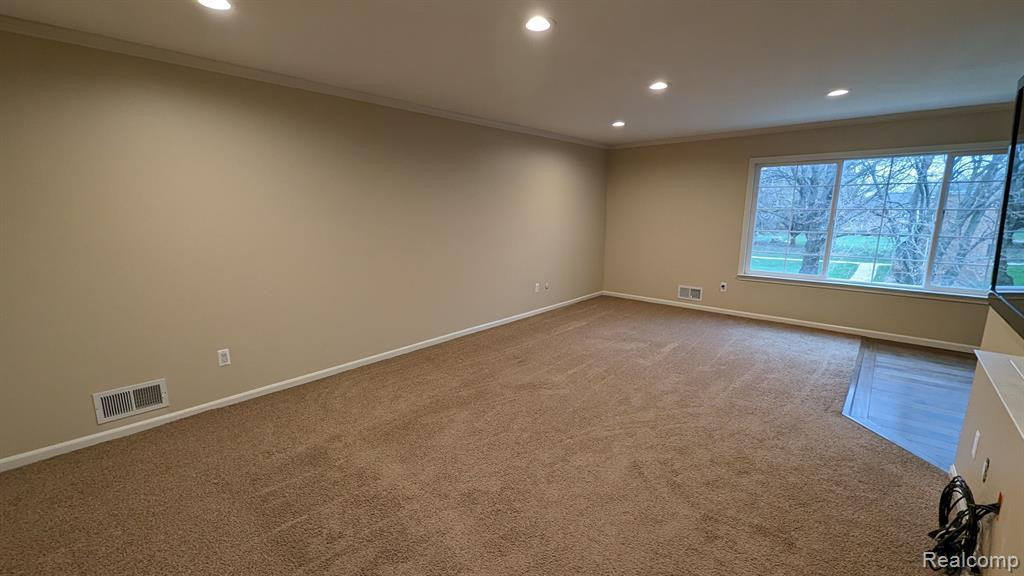 748 E FOX HILLS Drive, Bloomfield Hills, MI 48304 — Photo 10