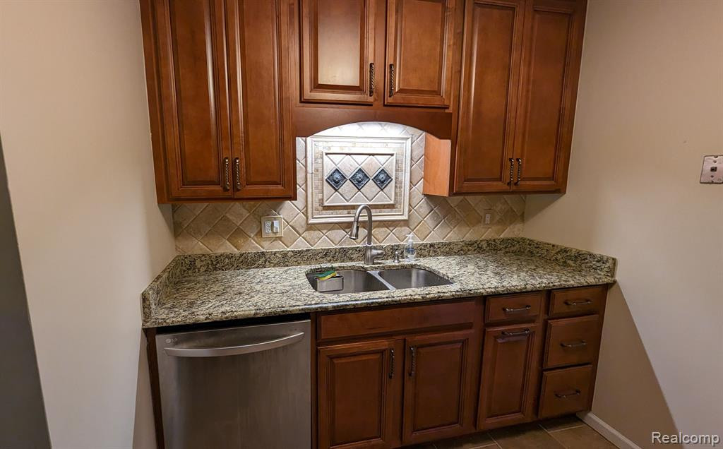 748 E FOX HILLS Drive, Bloomfield Hills, MI 48304 — Photo 17