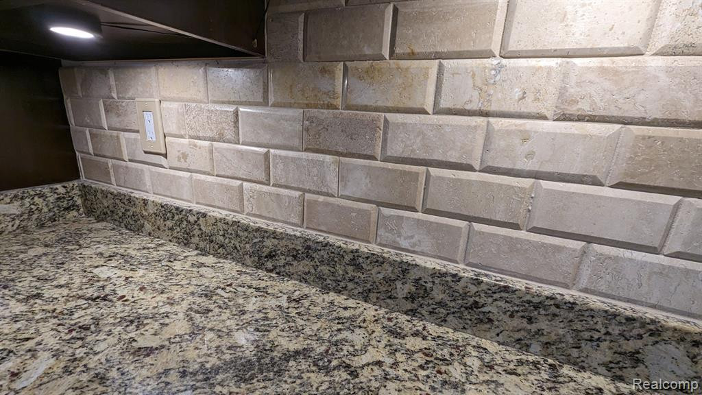 748 E FOX HILLS Drive, Bloomfield Hills, MI 48304 — Photo 32