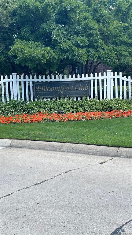 760 E FOX HILLS Drive, Bloomfield Hills, MI 48304 — Photo 2