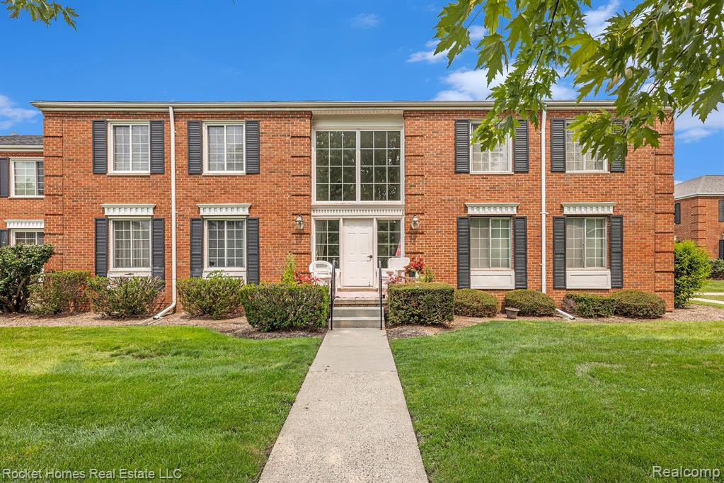 674 E Fox Hills Drive, Bloomfield Hills, MI 48304 — front exterior
