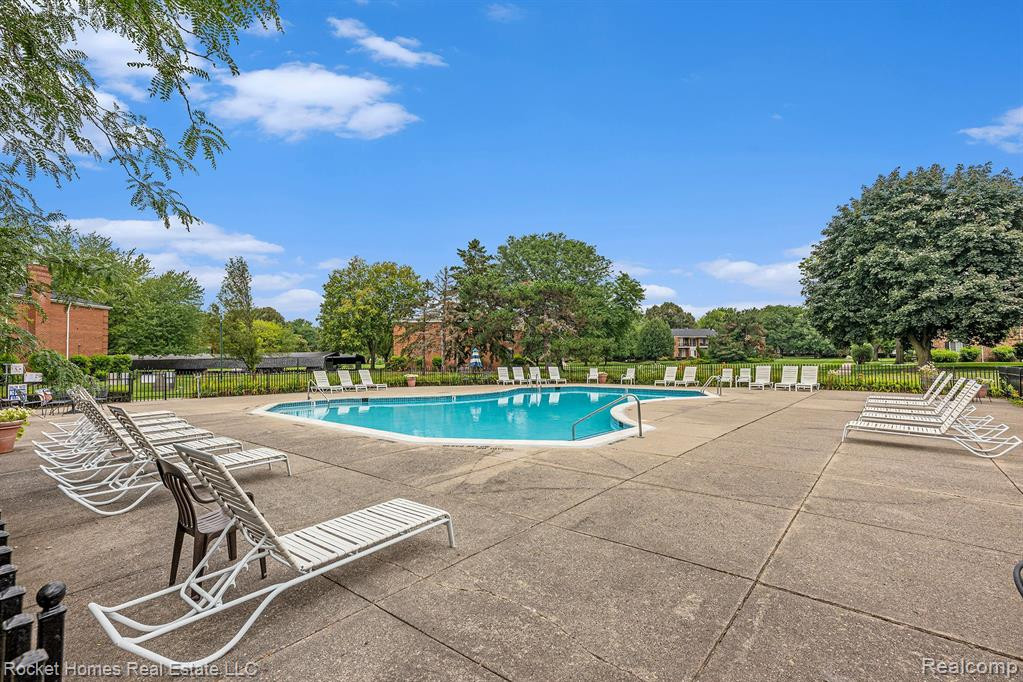 674 E Fox Hills Drive, Bloomfield Hills, MI 48304 — Photo 2