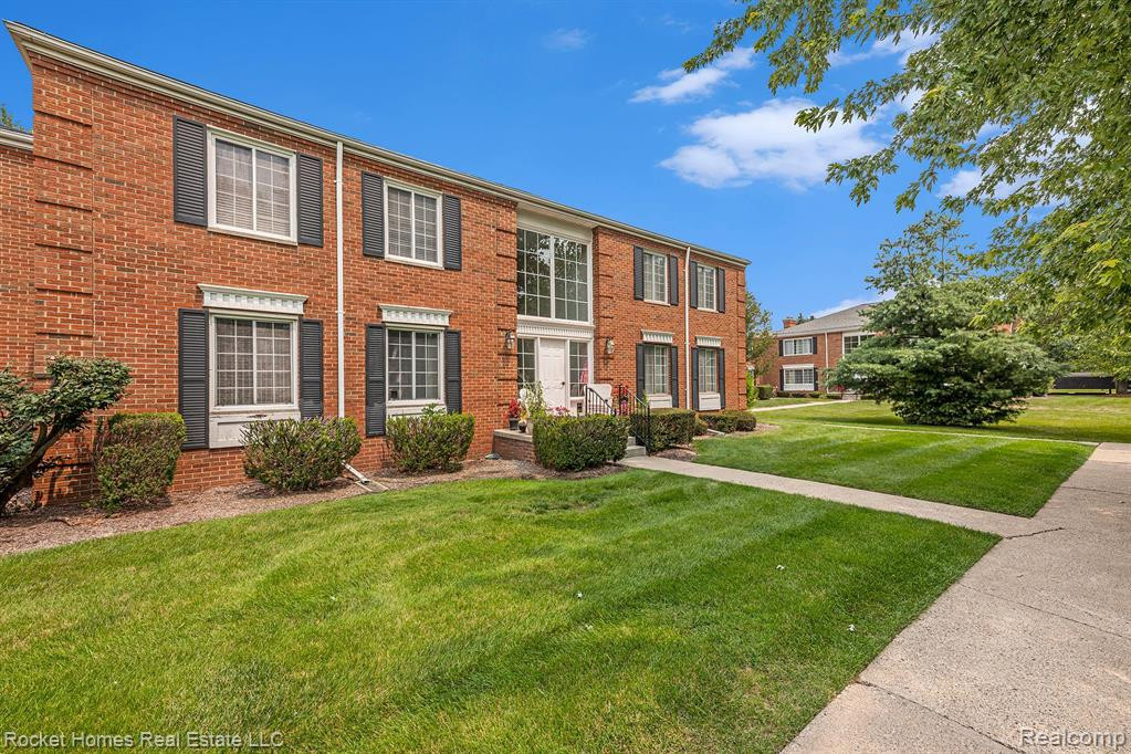 674 E Fox Hills Drive, Bloomfield Hills, MI 48304 — Photo 3