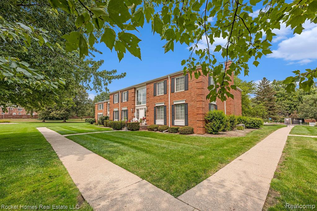 674 E Fox Hills Drive, Bloomfield Hills, MI 48304 — Photo 4