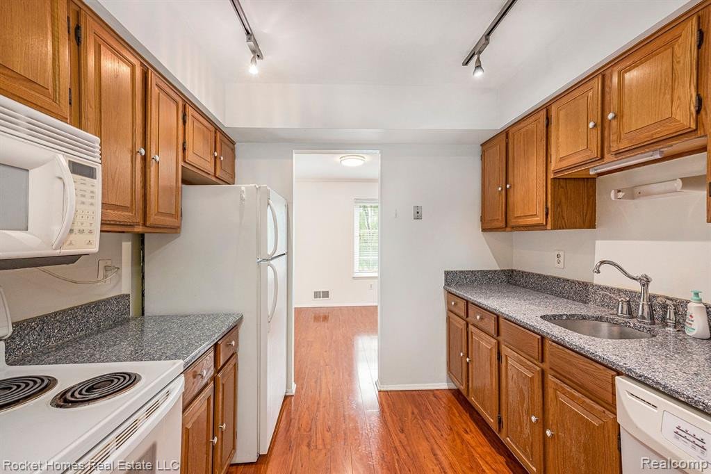 674 E Fox Hills Drive, Bloomfield Hills, MI 48304 — Photo 9