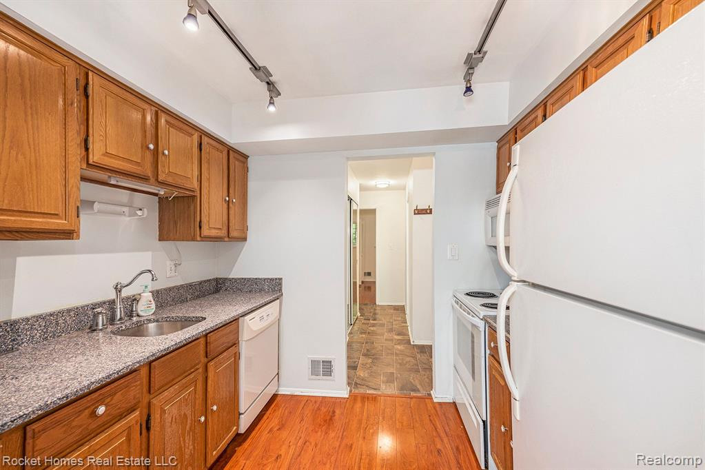 674 E Fox Hills Drive, Bloomfield Hills, MI 48304 — Photo 10
