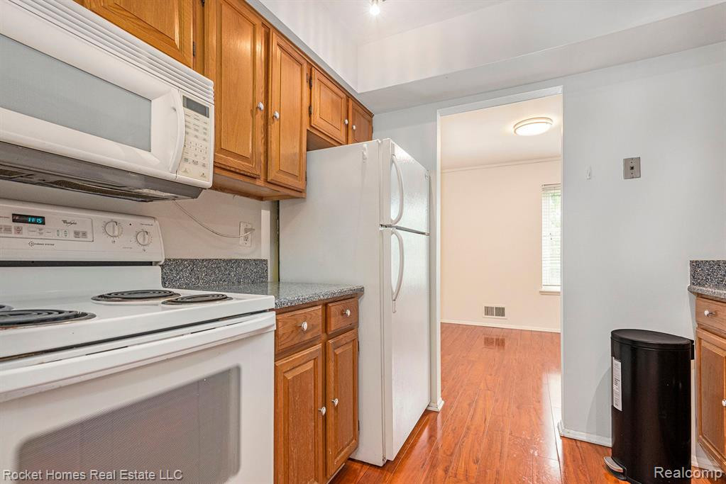 674 E Fox Hills Drive, Bloomfield Hills, MI 48304 — Photo 11