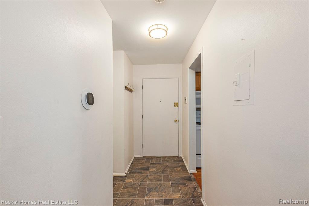 674 E Fox Hills Drive, Bloomfield Hills, MI 48304 — Photo 19