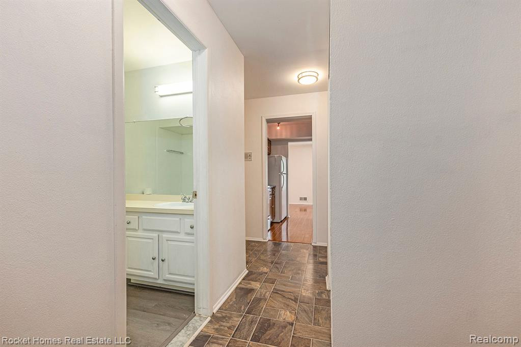 674 E Fox Hills Drive, Bloomfield Hills, MI 48304 — Photo 23