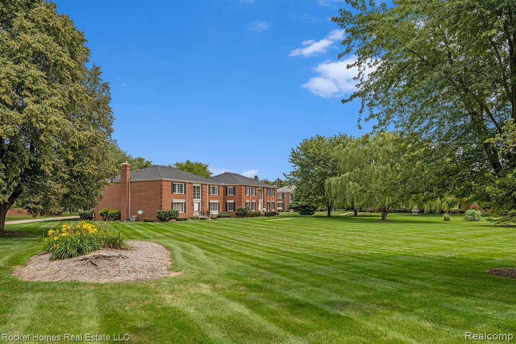 674 E Fox Hills Drive, Bloomfield Hills, MI 48304 — Photo 24