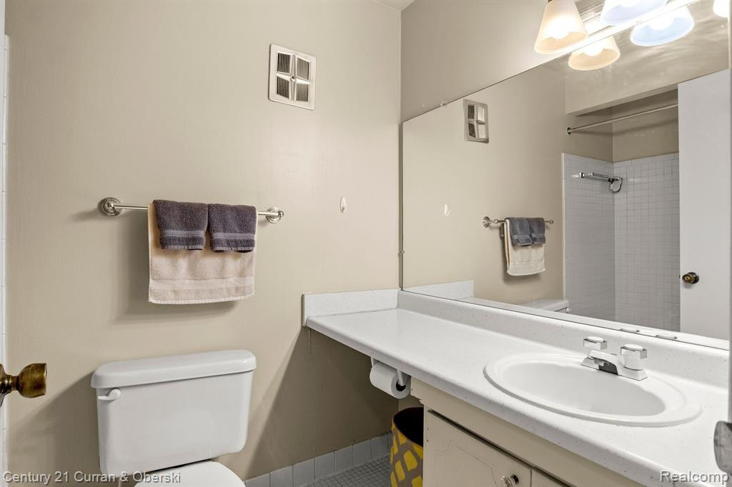 595 E FOX HILLS Drive, UNIT 27, Bloomfield Hills, MI 48304 — Photo 9