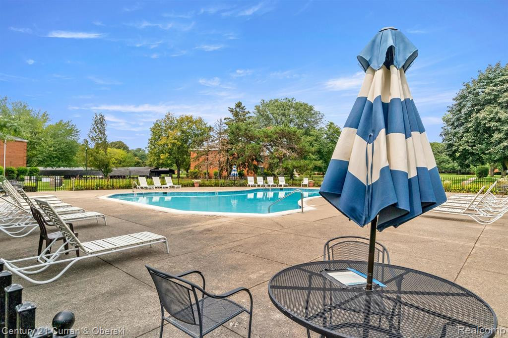 595 E FOX HILLS Drive, UNIT 27, Bloomfield Hills, MI 48304 — Photo 17