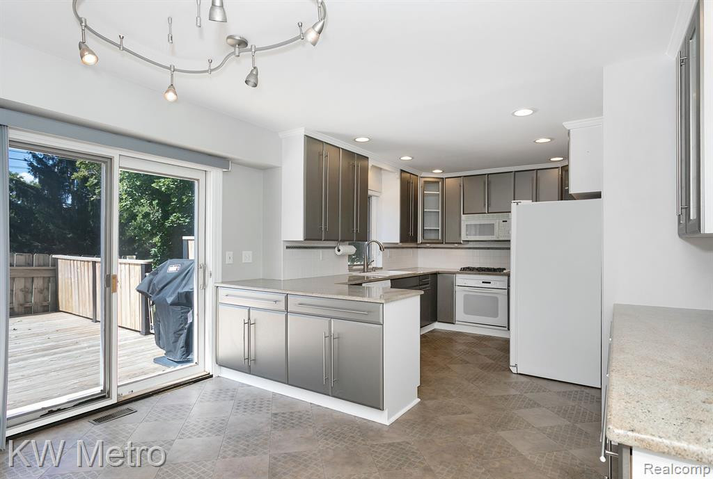 1029 STRATFORD Place, Bloomfield Hills, MI 48304 — Photo 11