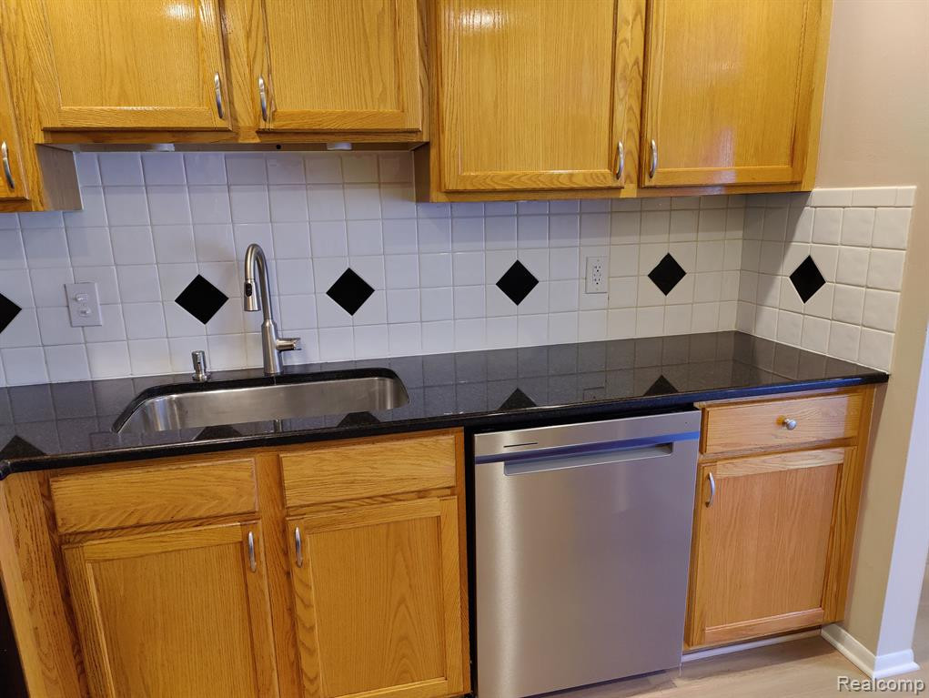 433 S FOX HILLS Drive S, 3, Bloomfield Hills, MI 48304 — Photo 10