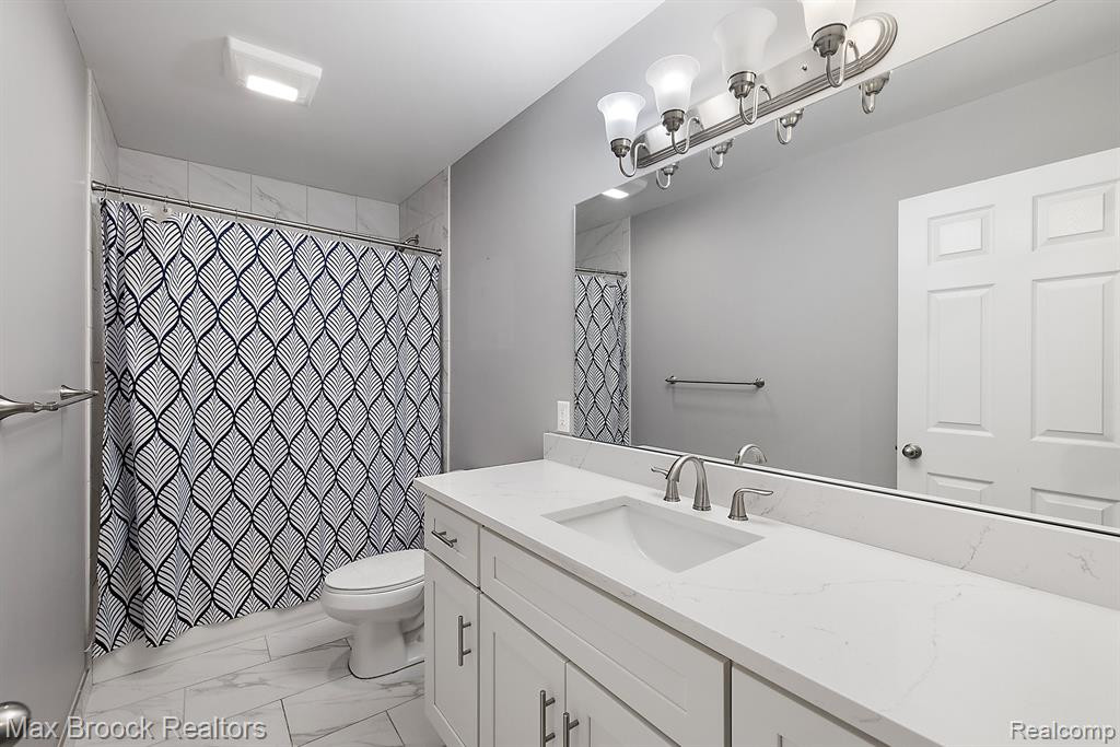 2389 HICKORY GLEN Drive, Bloomfield Hills, MI 48304 — Photo 18