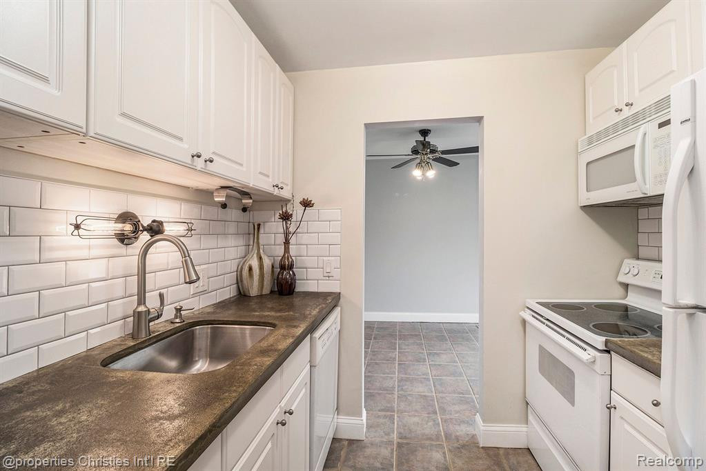 683 E FOX HILLS Drive, Bloomfield Hills, MI 48304 — Photo 3
