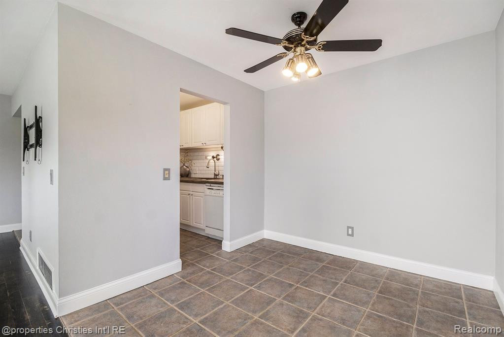683 E FOX HILLS Drive, Bloomfield Hills, MI 48304 — Photo 8