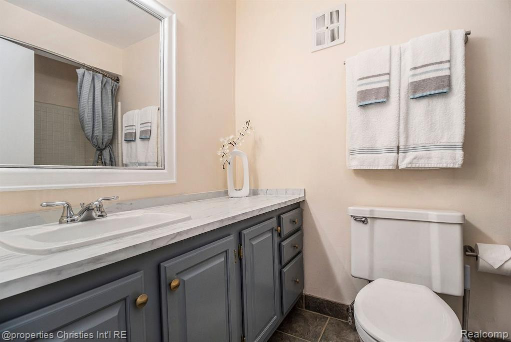 683 E FOX HILLS Drive, Bloomfield Hills, MI 48304 — Photo 9