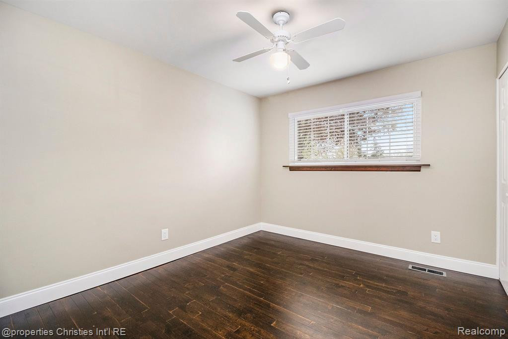 683 E FOX HILLS Drive, Bloomfield Hills, MI 48304 — Photo 10